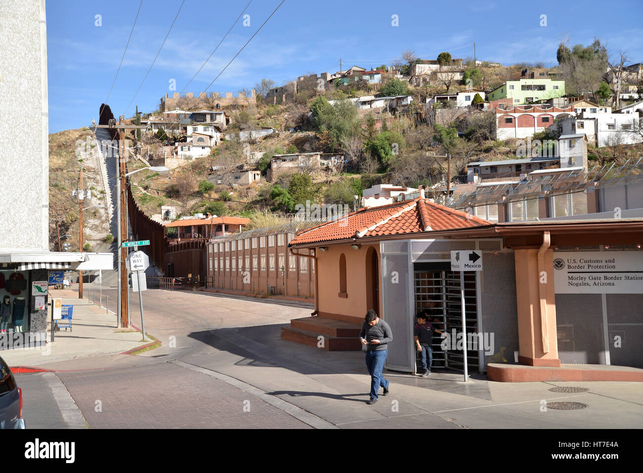 Fußgänger überqueren zwischen Arizona und Sonora, Mexiko, in die US Customs and Border Protection, Morley Tor Grenzbahnhof, Nogales, Arizona, USA. Stockfoto