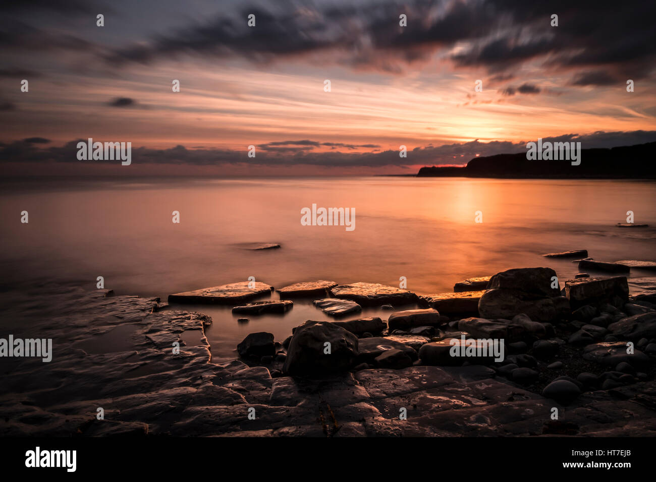 Sonnenuntergang über Kimmeridge Bay Dorset. Kimmeridge ist ein kleines Dorf auf der Isle of Purbeck, einer Halbinsel an der englischen Kanalküste in Dorset. Stockfoto