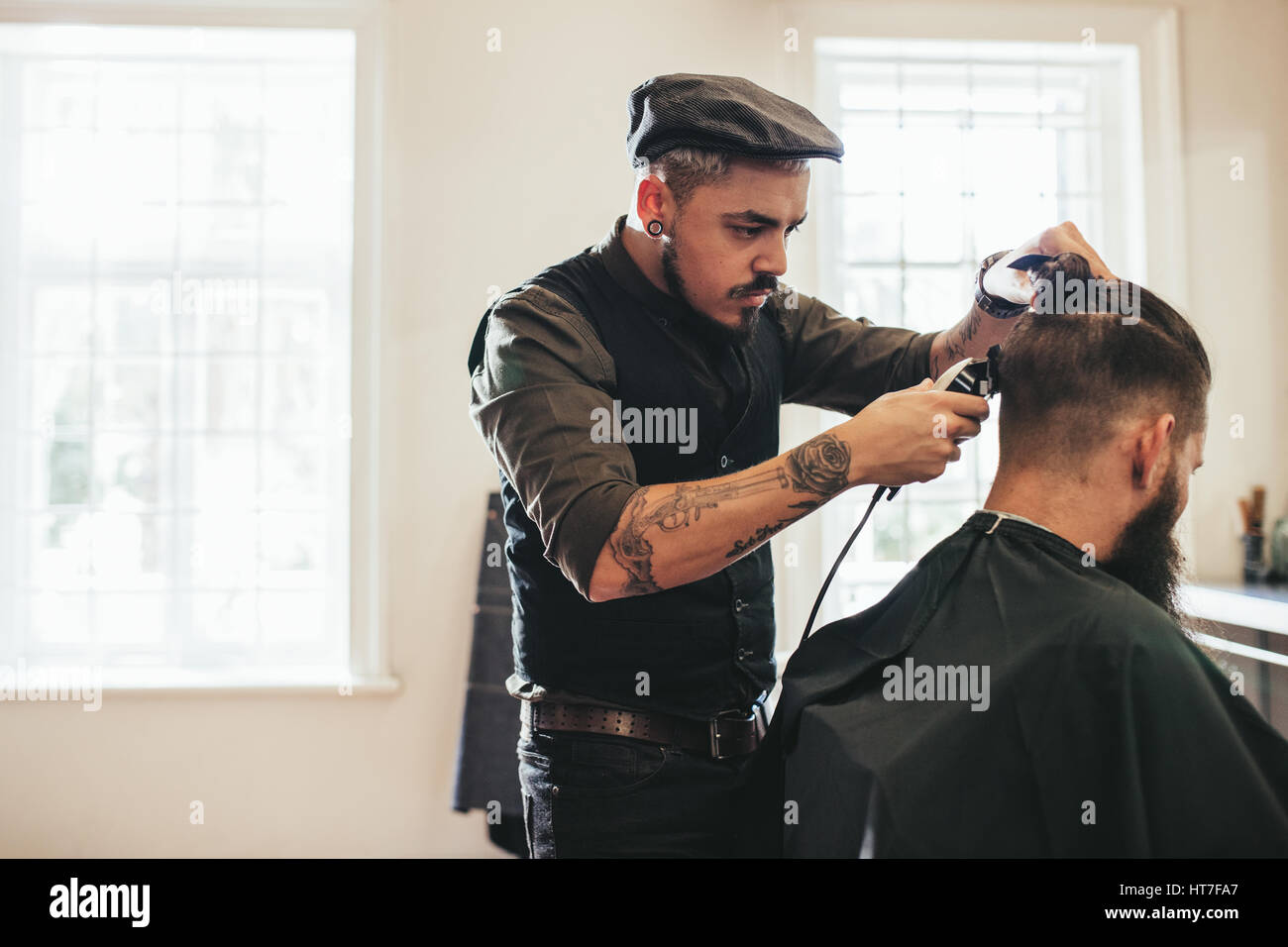 Friseur Haare schneiden des Kunden beim Friseur. Mann immer Haarschnitt im Salon. Stockfoto