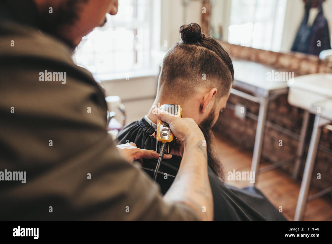 Mann Immer Haarschnitt Von Barber Salon Friseur Haare Schneiden Des Clients Mit Haar Trimmer Maschine Stockfotografie Alamy