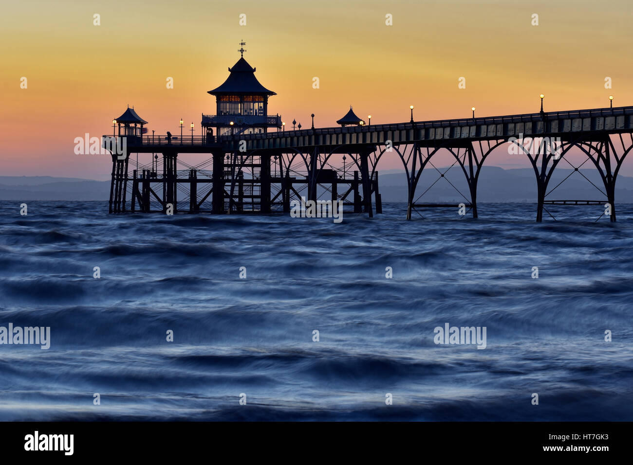 Sonnenuntergang in Clevedon Pier in Somerset, Großbritannien mit einem slow-Release-Verschluss geben dem Meer einen seidigen Effekt genommen. Stockfoto