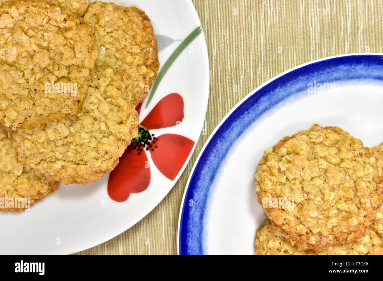 Hausgemachtes Hafer Cookies auf hübschen Tellern Stockfoto