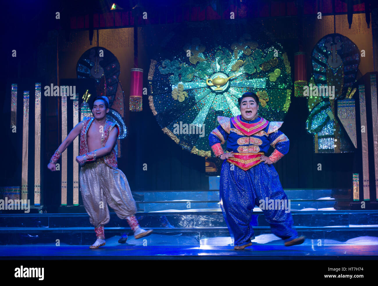 Show in The Playhouse Kabarett, von einer rein männlichen Besetzung durchgeführt. Stockfoto