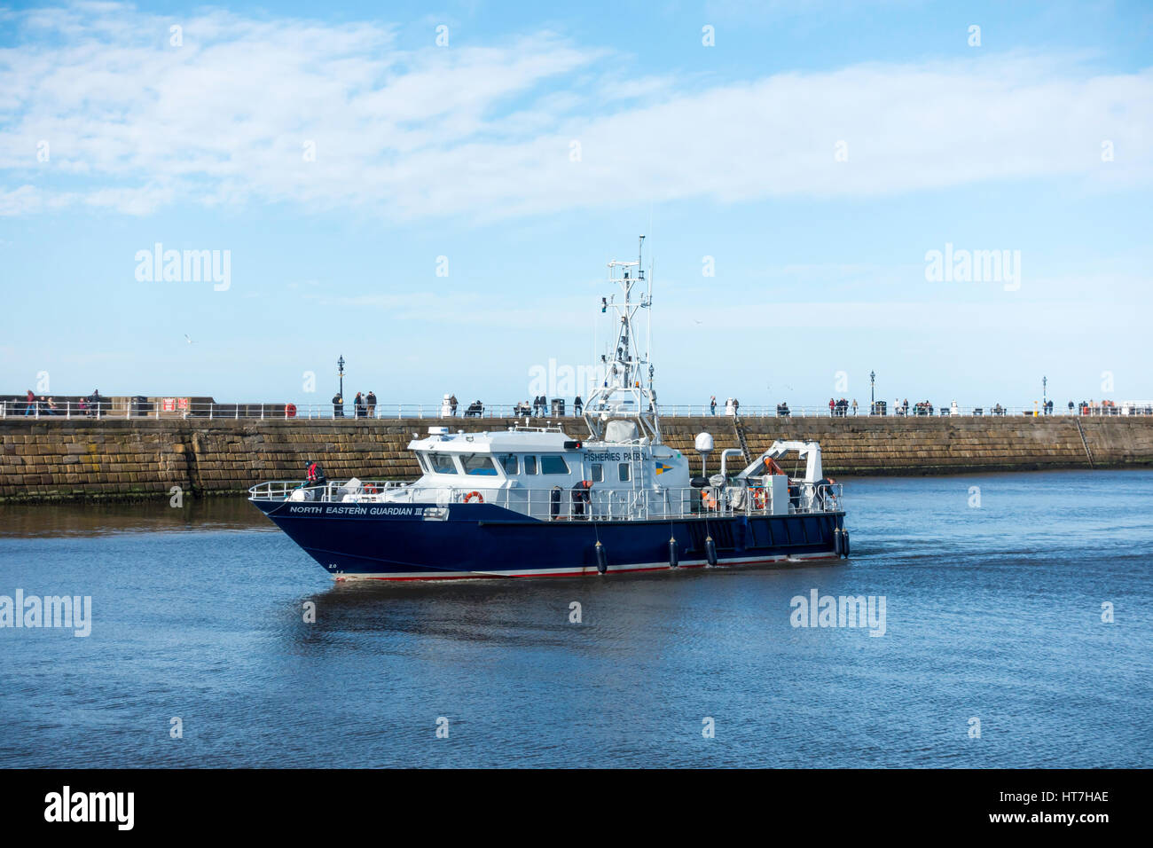 North Eastern Guardian Lll Fischerei Patrouille Schiff betreten Whitby Hafen Stockfoto