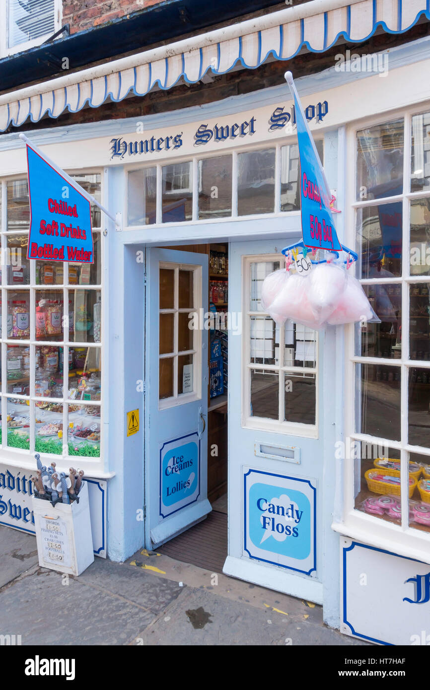 Eingang Jägerss detail eine kleine traditionelle Konditorei Verkauf aller Arten von altmodischen Bonbons und Süßigkeiten in Kirche Straße Whitby Stockfoto