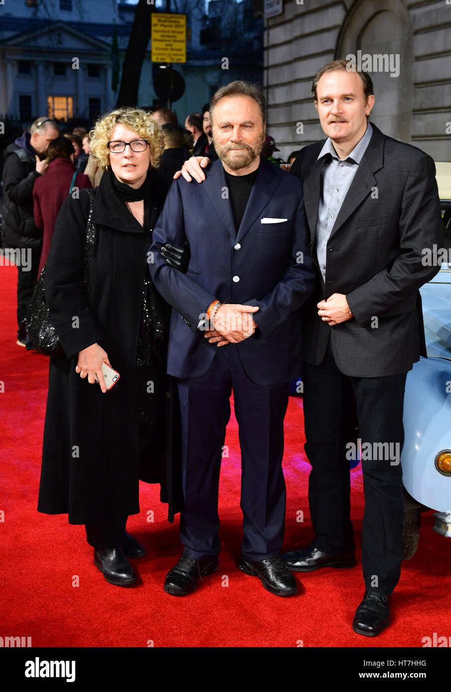 Franco Nero (Mitte) neben Carlo Gabriel Nero Sohn und Schwiegertochter Jennifer Wiltsie Teilnahme an der Welt-Premiere von The Zeit of Their Lives auf Curzon Mayfair, 38 Curzon Street, London. Stockfoto