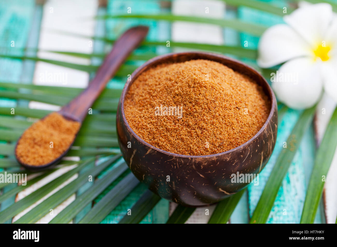Kokosnuss Braunzucker in einer Holzschale. Stockfoto