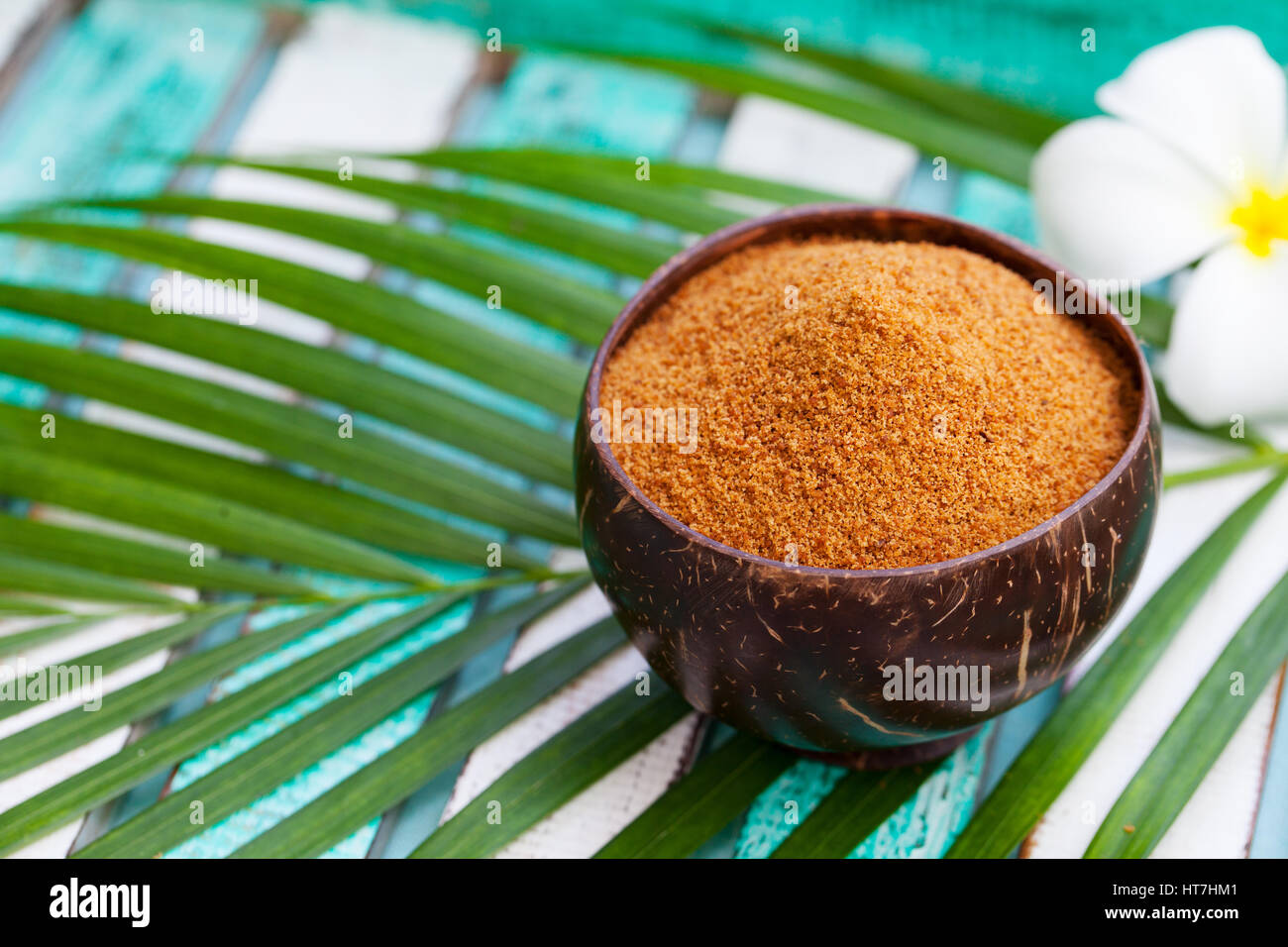 Kokosnuss Braunzucker in einer Holzschale. Kopieren Sie Raum. Stockfoto