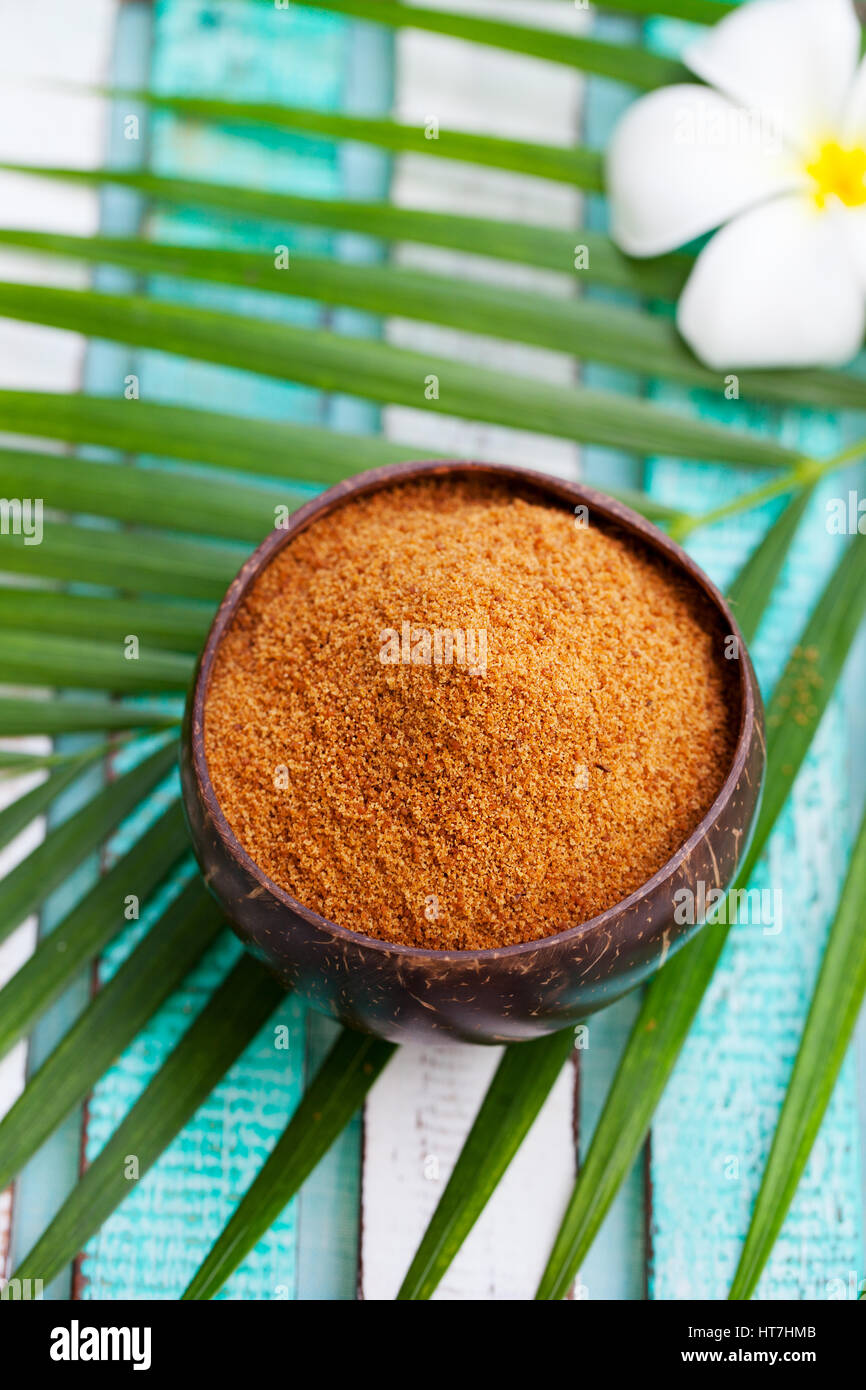 Kokosnuss Braunzucker in einer Holzschale. Ansicht von oben. Stockfoto