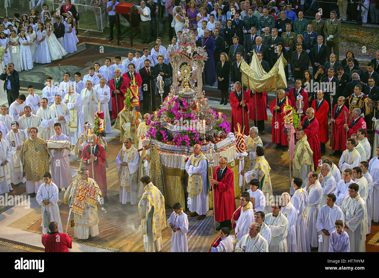 Die Prozession wird von dem Bischof von La Laguna, Diözesanklerus, Pfarreien und Bruderschaften aus Erzpriester, Bürgermeister und Rat von La Orotava, Mitglieder der Inselrat, Zivil- und Militärbehörden, Homecoming Queen und der kommunalen Band geleitet. Stockfoto