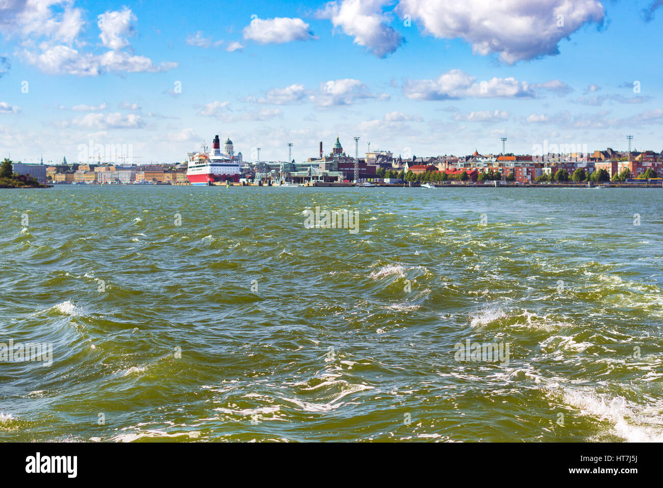 Spur von Kielboot auf dem Wasser im Hintergrund der Hafen von Helsinki. Meer Fuß mit dem Motorboot in nordischen Fjorden. Suomi, Helsingfors, Süden Golf Stockfoto