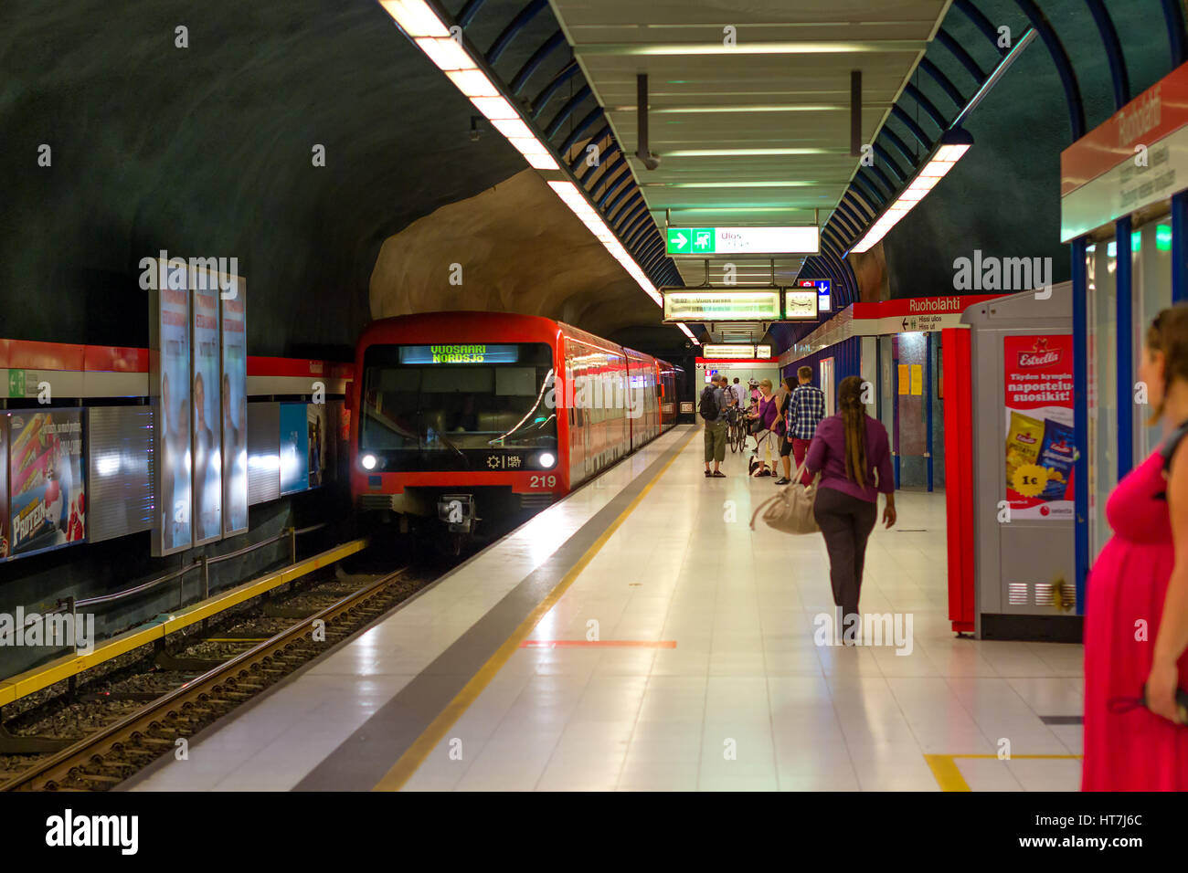 Helsinki, Finnland - 5. August 2012: U-Bahn u-Bahnstation in Helsinki. Moderne Hightech-komfortable Zug kommt im Personenbahnhof. Stadt öffentliche ele Stockfoto