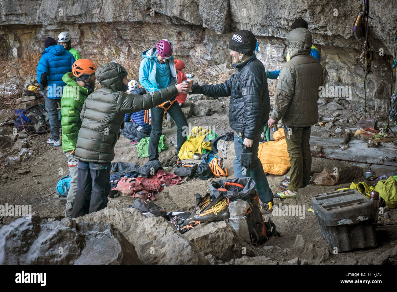 Gruppe von Freunden genießen einen Moment nach Eisklettern In Colorado Stockfoto