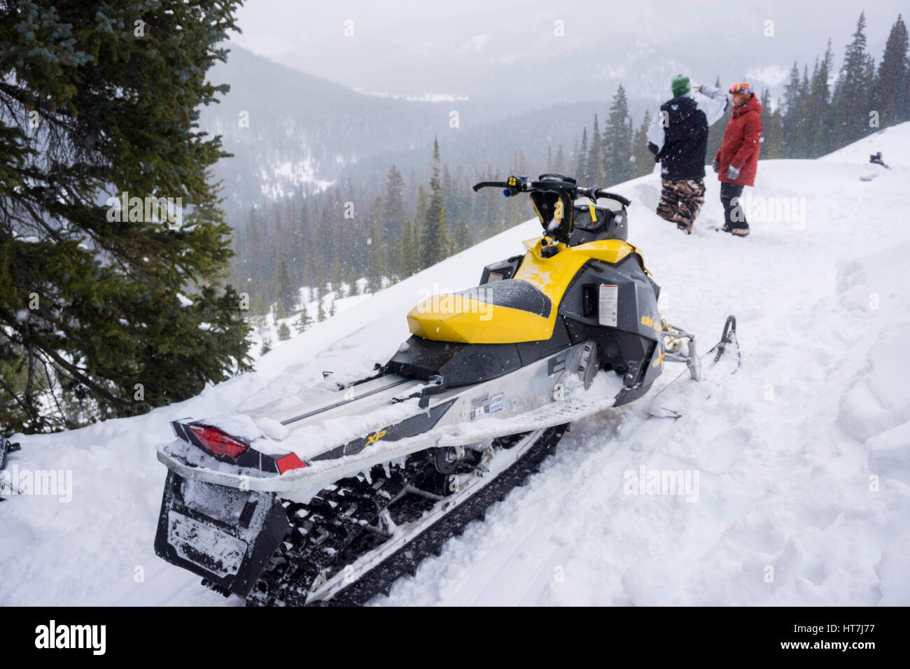 Freunden, die an Orten zu Snowboard im Colorado Backcountry Stockfoto