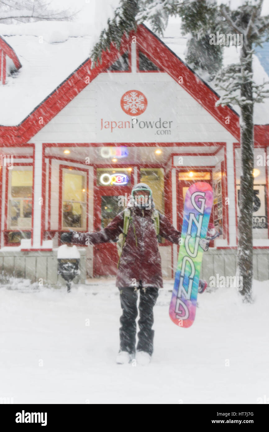 Eine Sandra Hillen steht man vor einem Snowboardshop In Hakuba, Japan Stockfoto