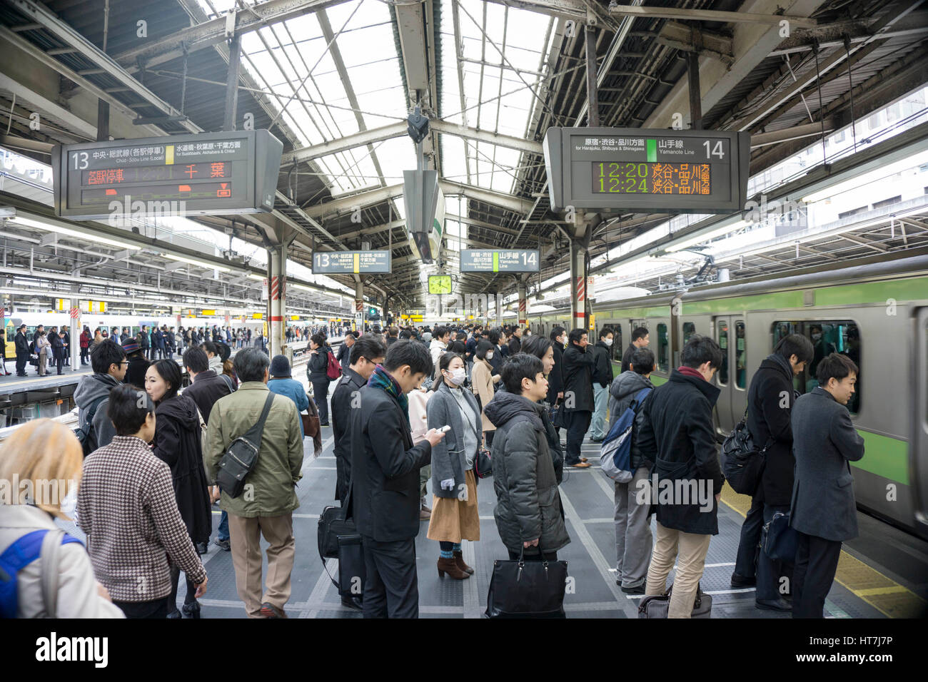 Bahnhof In Tokio während der Rush Hour Stockfoto