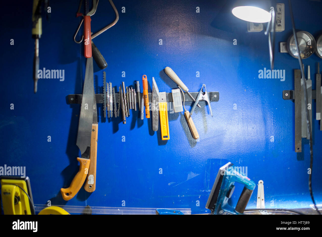 Reparatur von Werkzeugen für Snowboard in der Werkstatt Stockfoto