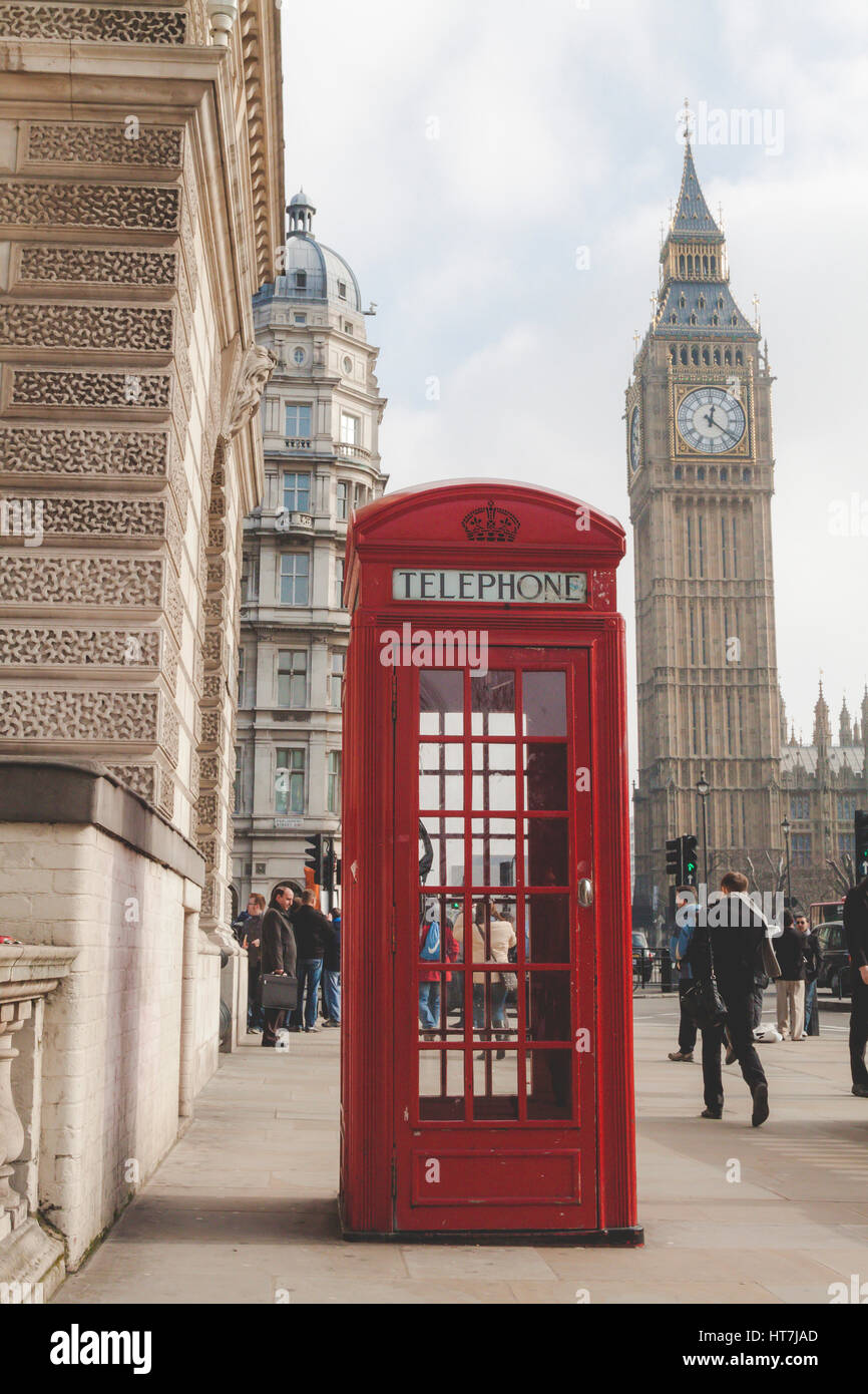 Telefonzellen und Big Ben In London, England Stockfoto
