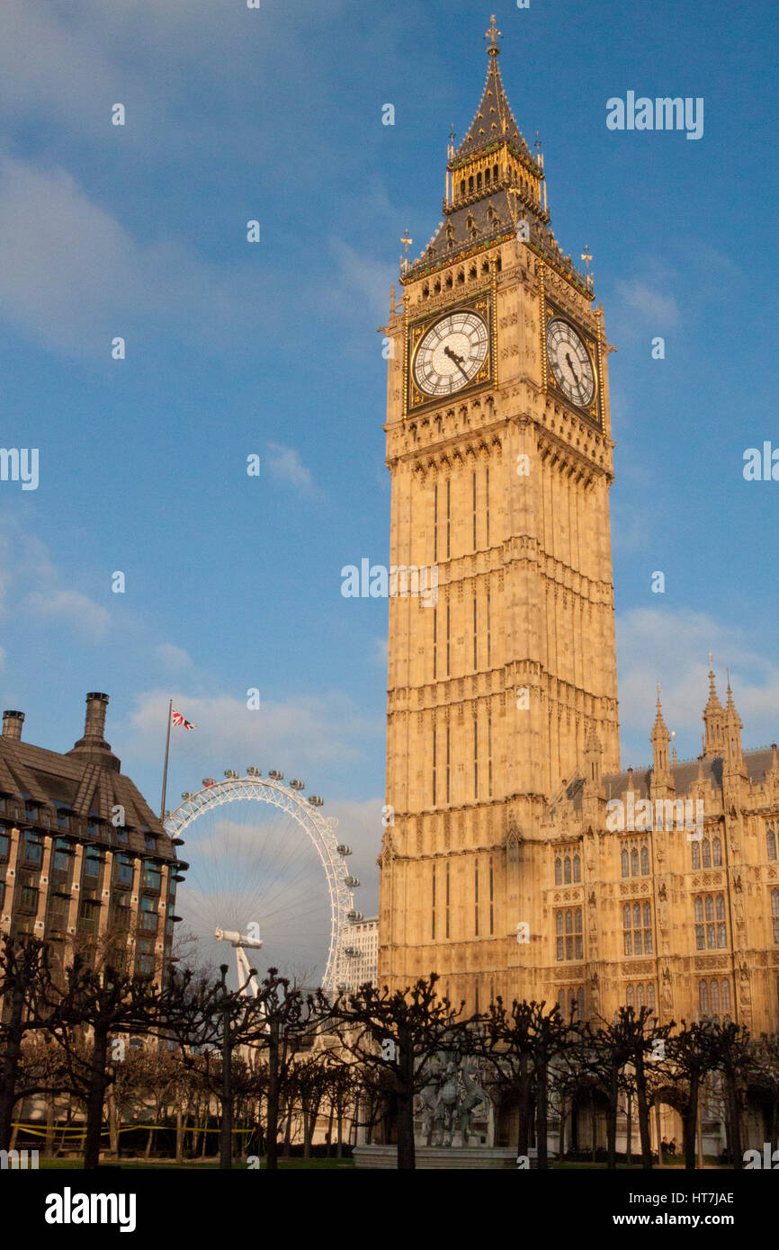 Big Ben und der Westminster-Palast überragt das London Eye, London, England Stockfoto