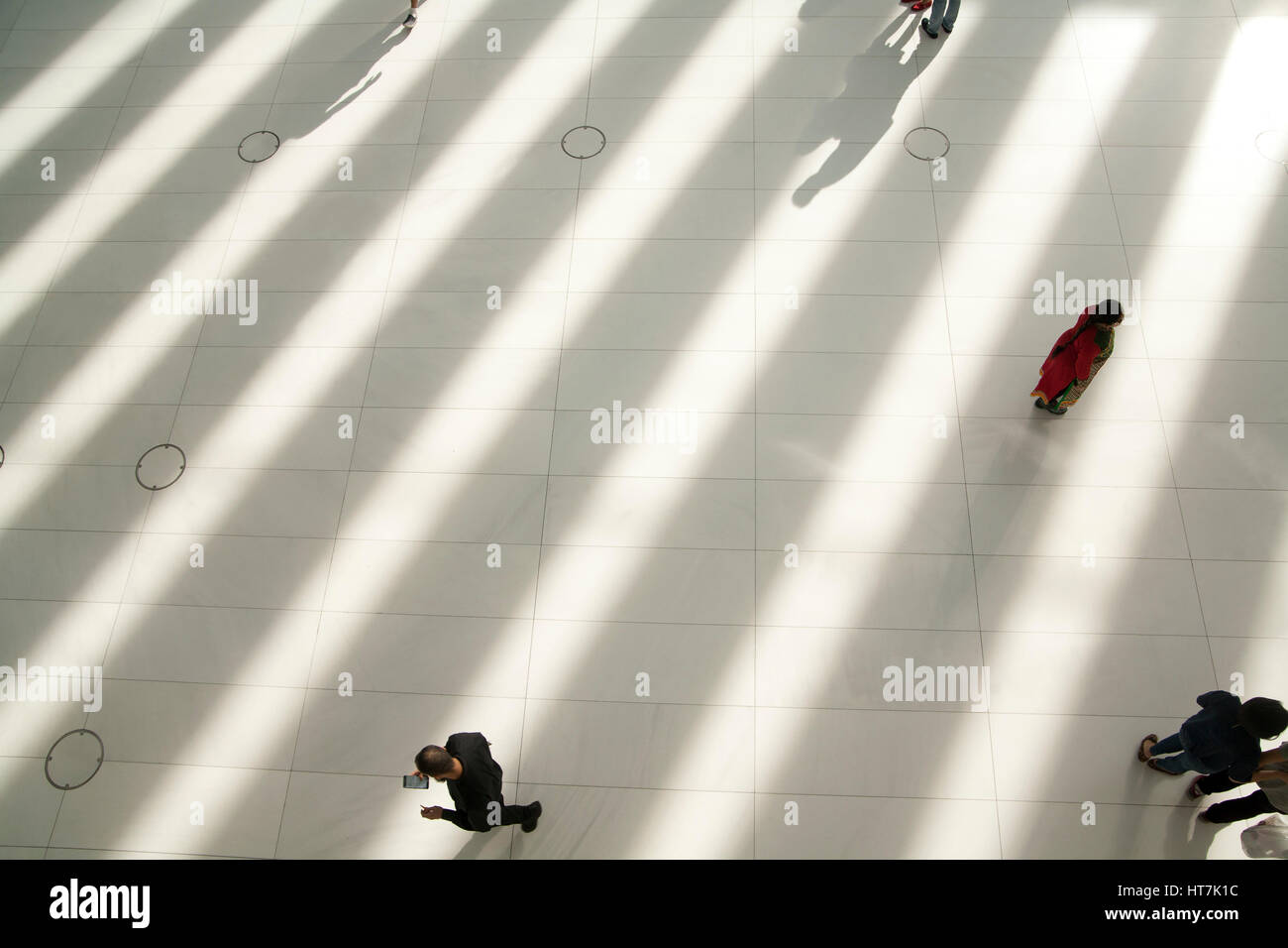 Menschen wandern zwischen Licht und Schatten In das Oculus Stockfoto