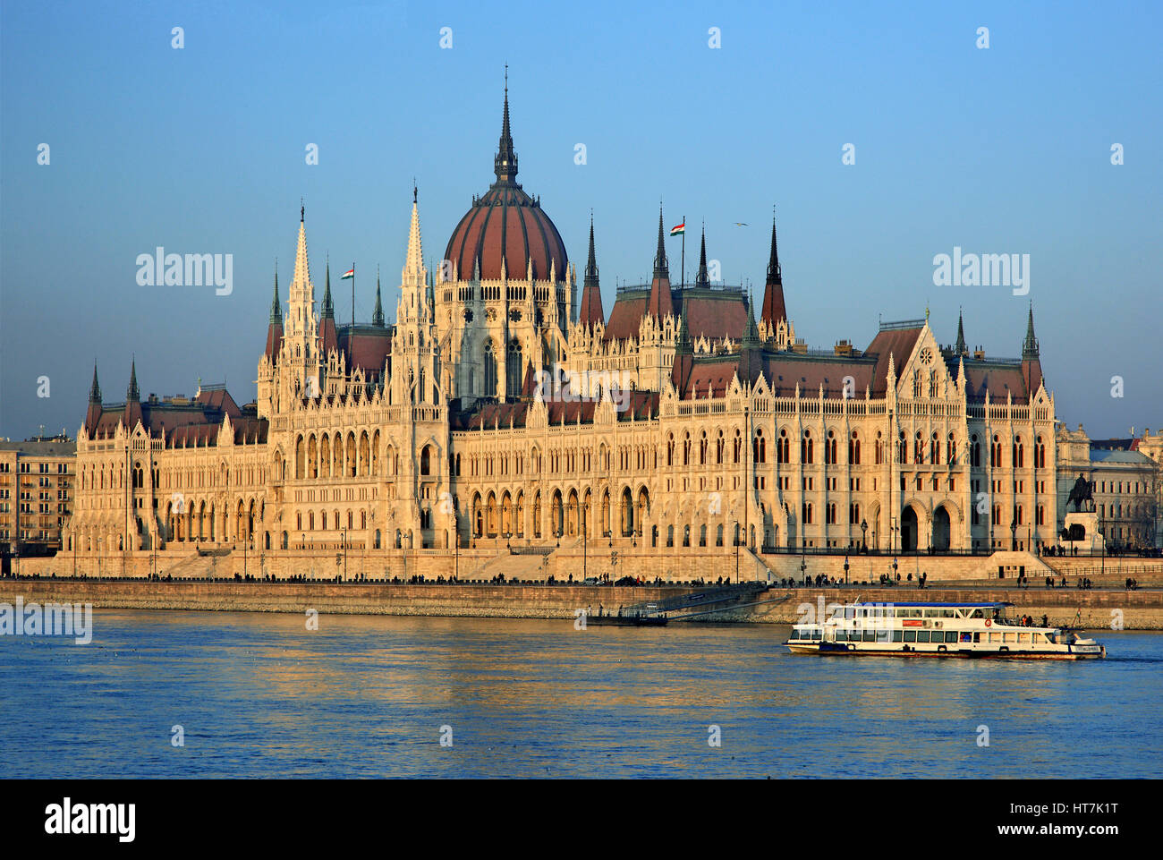 Das spektakuläre ungarische Parlament auf der Seite der Pest, von der Seite von Buda gesehen. Stockfoto