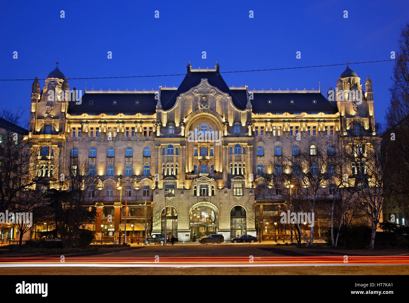 Beautiful Gresham Palace (heute: Four Seasons Hotel) eine ausgezeichnete Jugendstil-Gebäude, neben Szechenyi Chain Bridge, Pest, Budapest, Ungarn Stockfoto