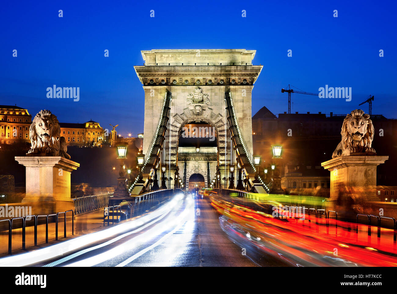 Széchenyi-Brücke (oder "Kettenbrücke") über die Donau und den königlichen Palast. Budapest, Ungarn. Stockfoto