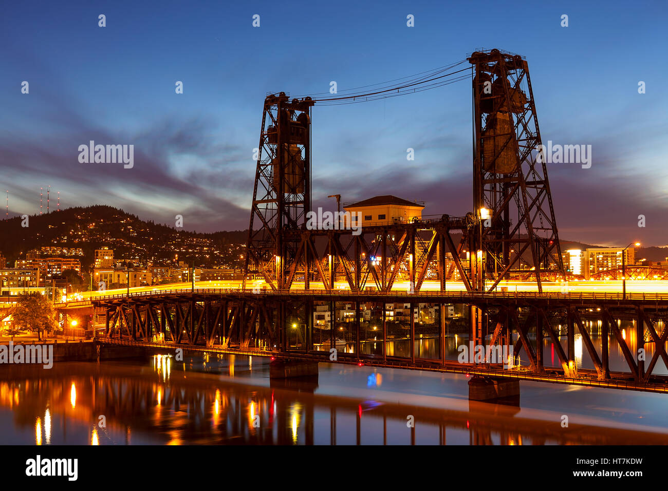 Traffic Light Trails auf Stahlbrücke über den Willamette River in der Innenstadt von Portland Oregon während der blauen Stunde Stockfoto