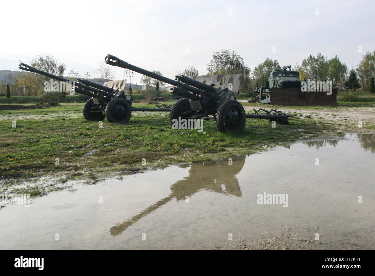 Craiova, Rumänien, 8. November 2009: Schwere Waffen sind im Museum der rumänischen Sozialistischen Republik in Craiova zu sehen. Stockfoto