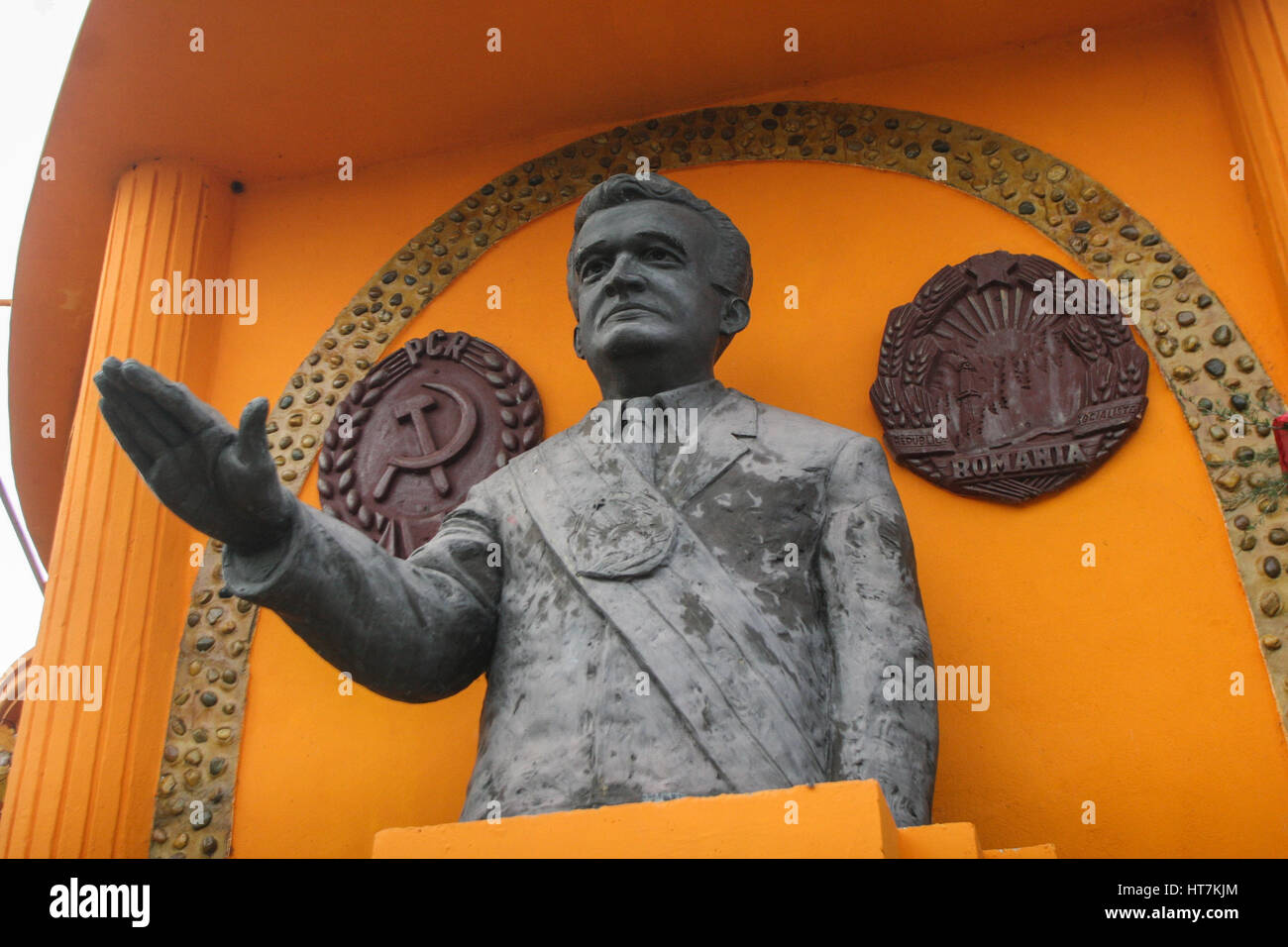 Craiova, Rumänien, 8. November 2009: Eine Statue des ehemaligen rumänischen Diktators Nicolae Ceausescu wird im Museum des rumänischen Sozialistischen Republik gesehen Stockfoto