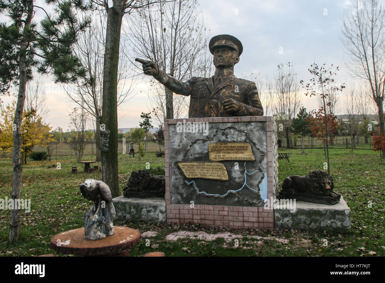 Craiova, Rumänien, 8. November 2009: Eine Statue von Marschall Ion Antonescu wird im Museum der rumänischen Sozialistischen Republik in Craiova gesehen. Stockfoto
