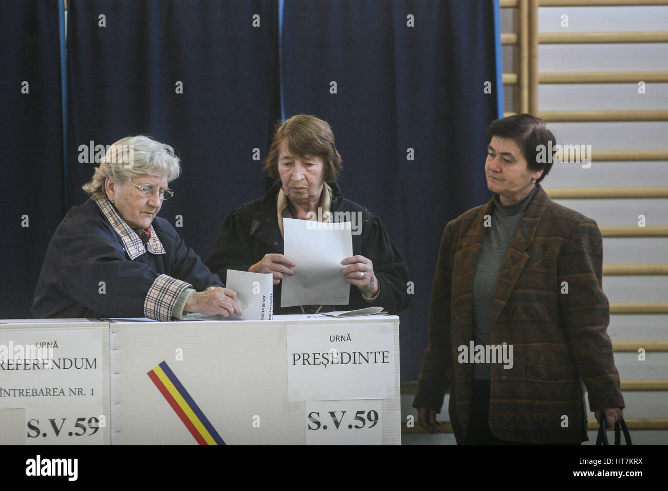 Bukarest, Rumänien, 22. November 2009: Drei Frauen stimmen in einem Wahllokal in Bukarest, für die Präsidentschaftswahlen. Stockfoto