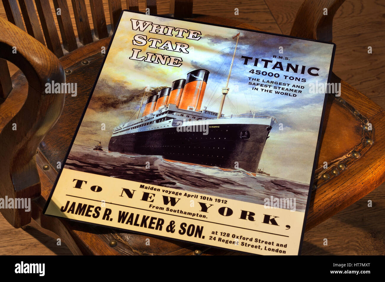 "Titanic" Vintage Poster auf der alten hölzernen Bootsmann Stuhl, Förderung der verhängnisvollen Jungfernfahrt von Southampton nach New York, 10. April 1912 Stockfoto