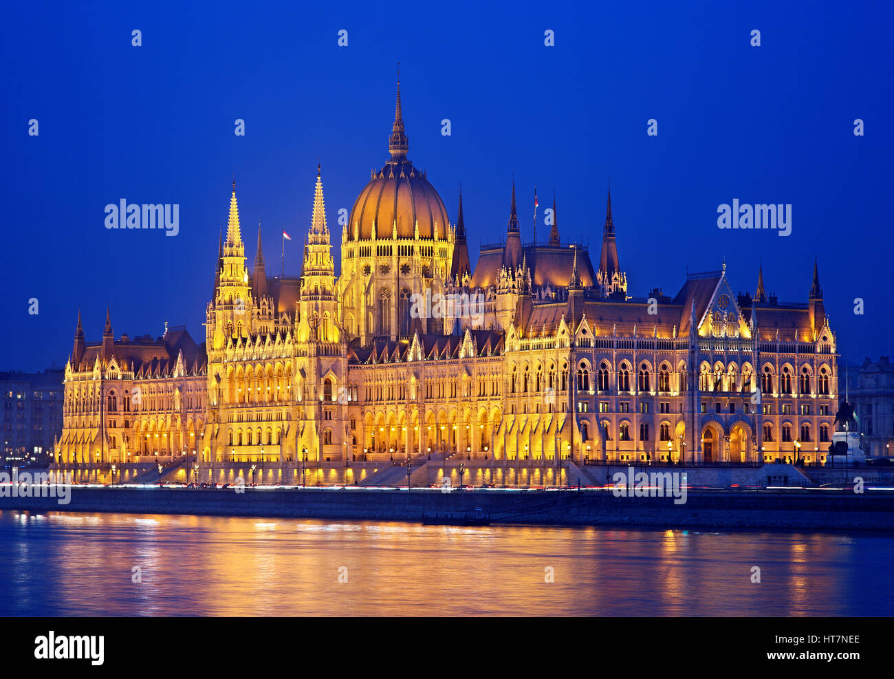 Das spektakuläre ungarische Parlament auf der Seite der Pest, von der Seite von Buda gesehen. Stockfoto