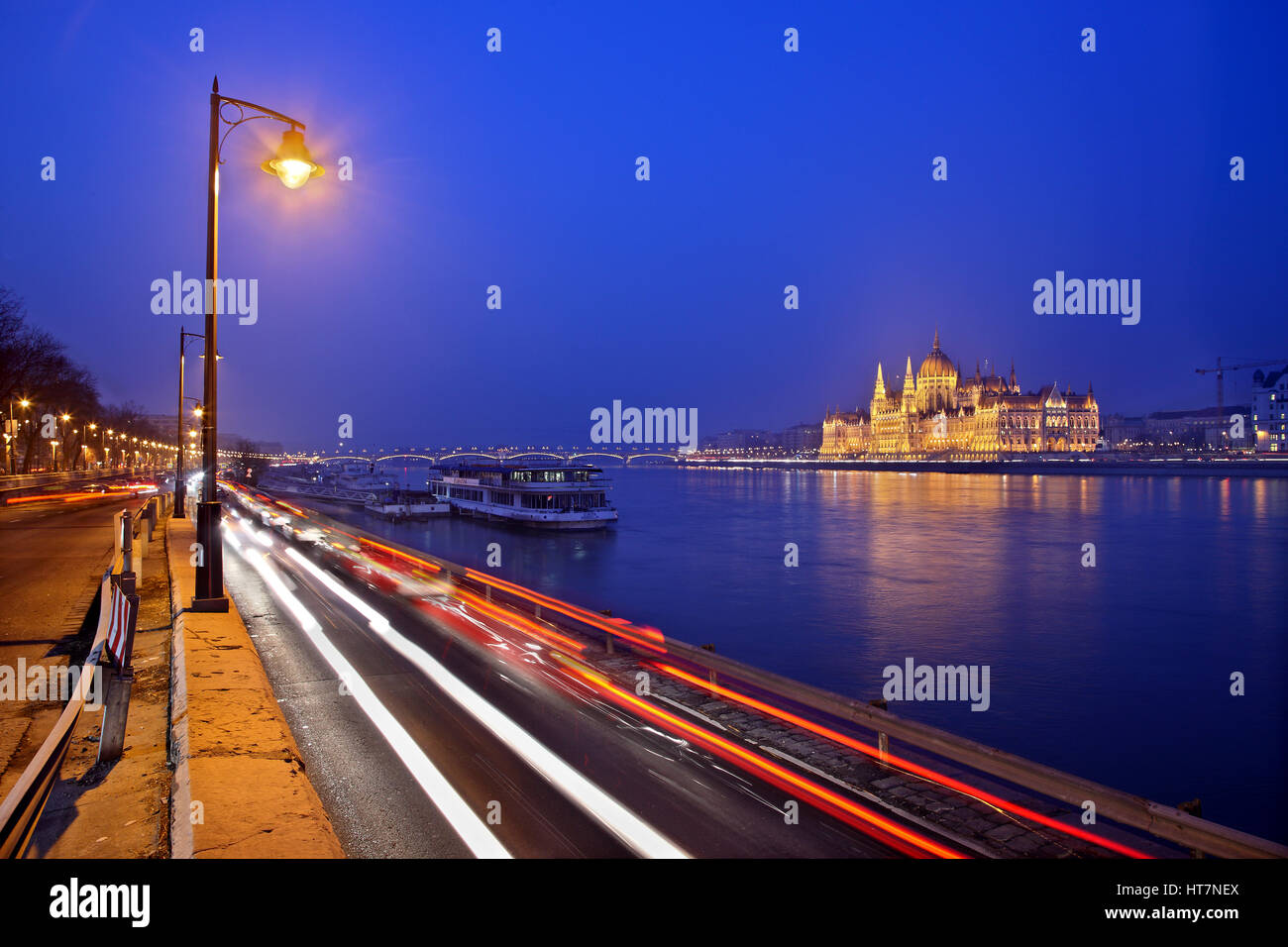 Das spektakuläre ungarische Parlament auf der Seite der Pest, von der Seite von Buda gesehen. Stockfoto