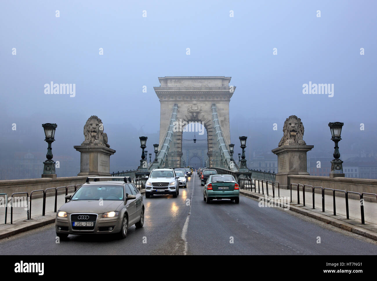 Die Kettenbrücke halb verborgen im Nebel. Budapest, Ungarn. Foto von der Seite von Pest. Stockfoto