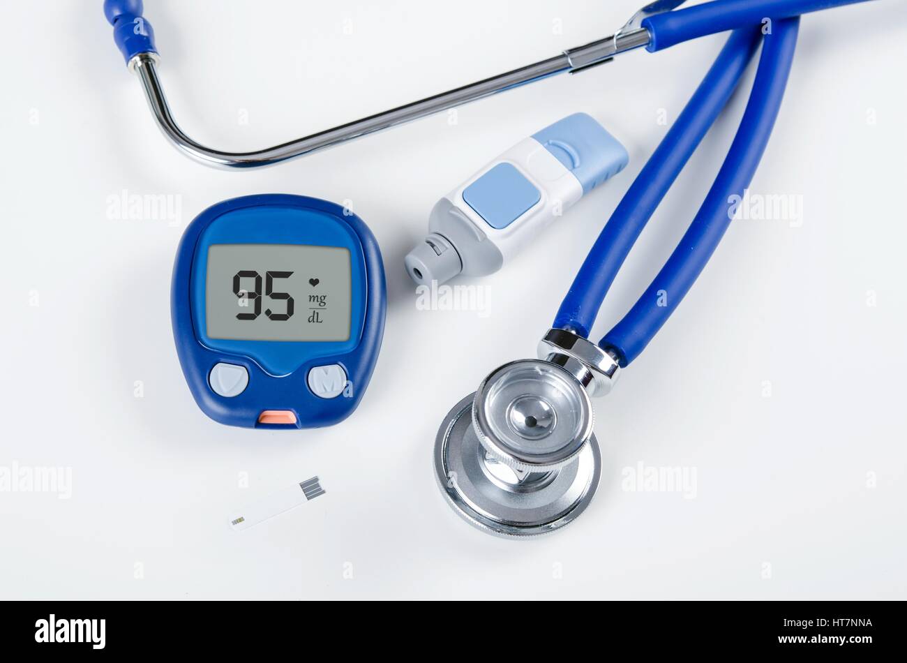 Diabetiker-Testkit und Stethoskop auf weißem Hintergrund Stockfoto