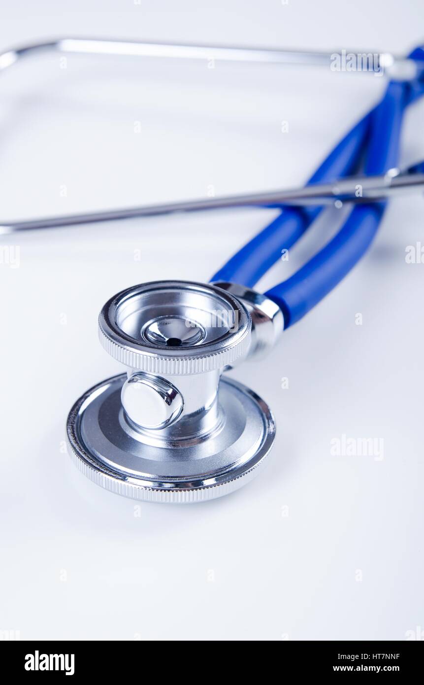 Nahaufnahme von medizinische Stethoskop isoliert auf weißem Hintergrund Stockfoto