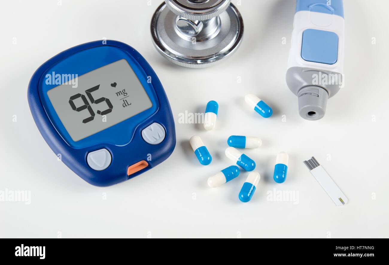 Diabetiker-Testkit und Stethoskop auf weißem Hintergrund Stockfoto