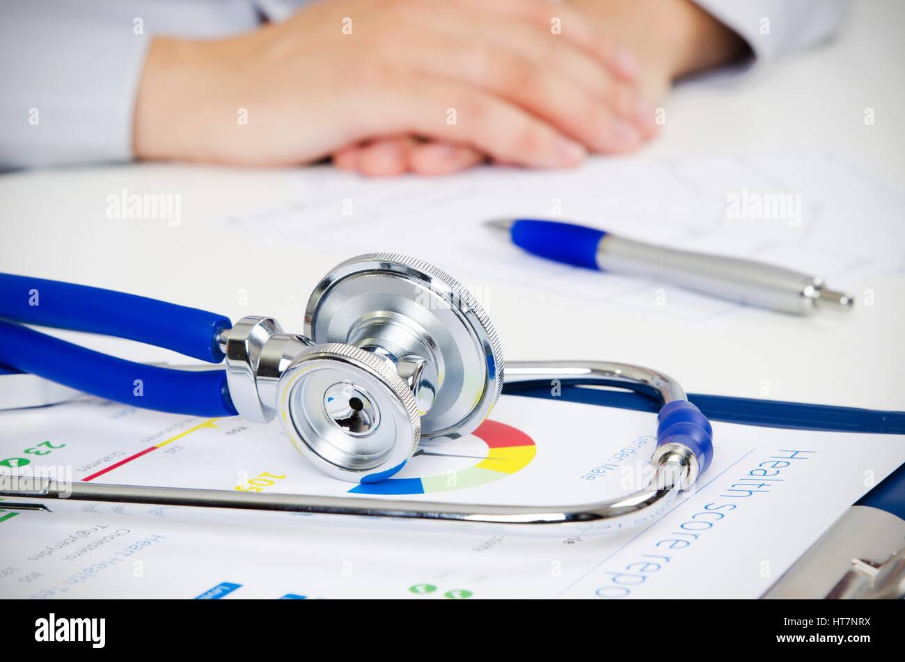 Doktor der Medizin am Schreibtisch arbeiten. Nahaufnahme von Stethoskop im Vordergrund Stockfoto