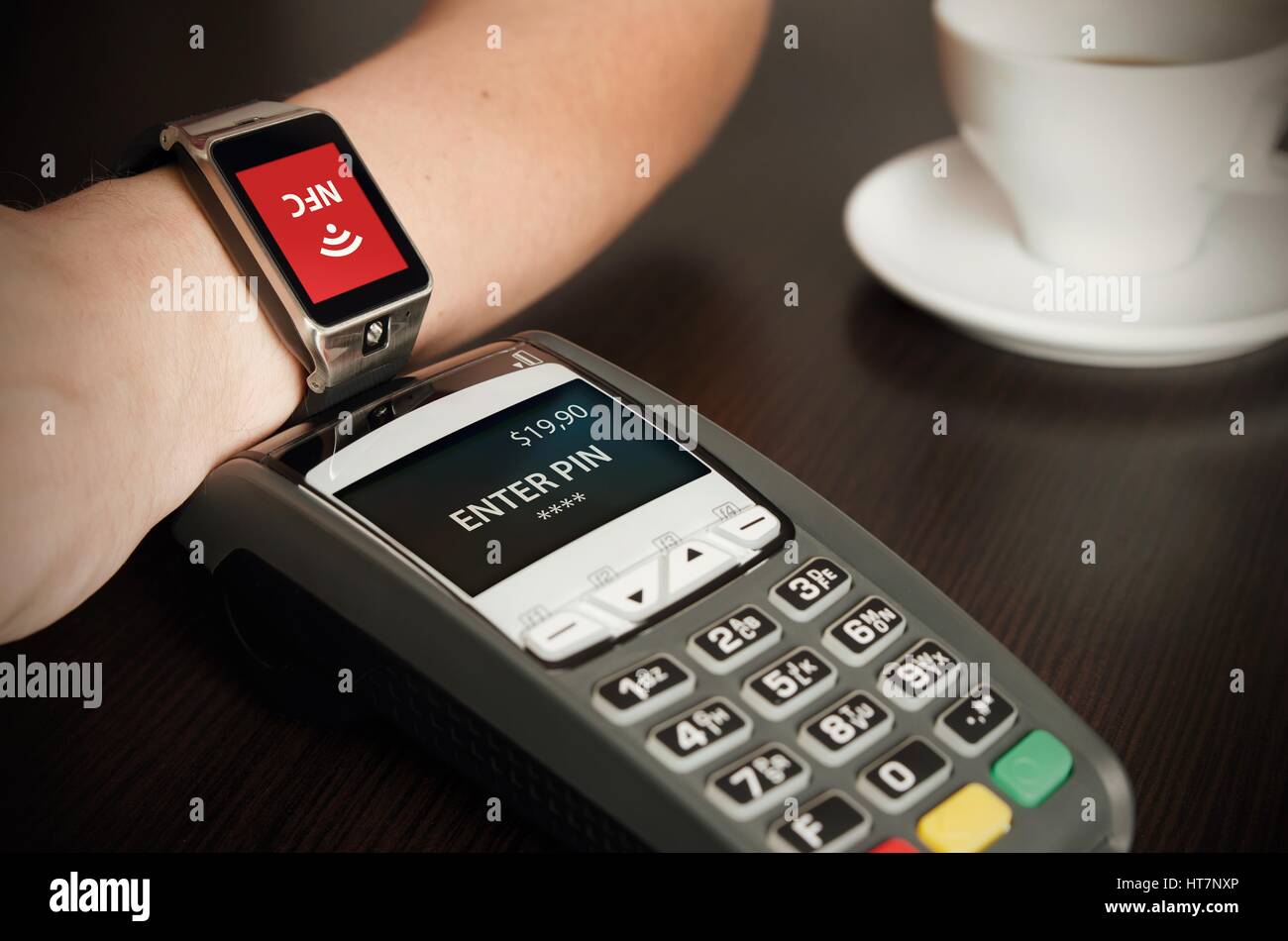 Mann die Zahlung durch Smartwatch über NFC Kontaktlos-Technologie Stockfoto