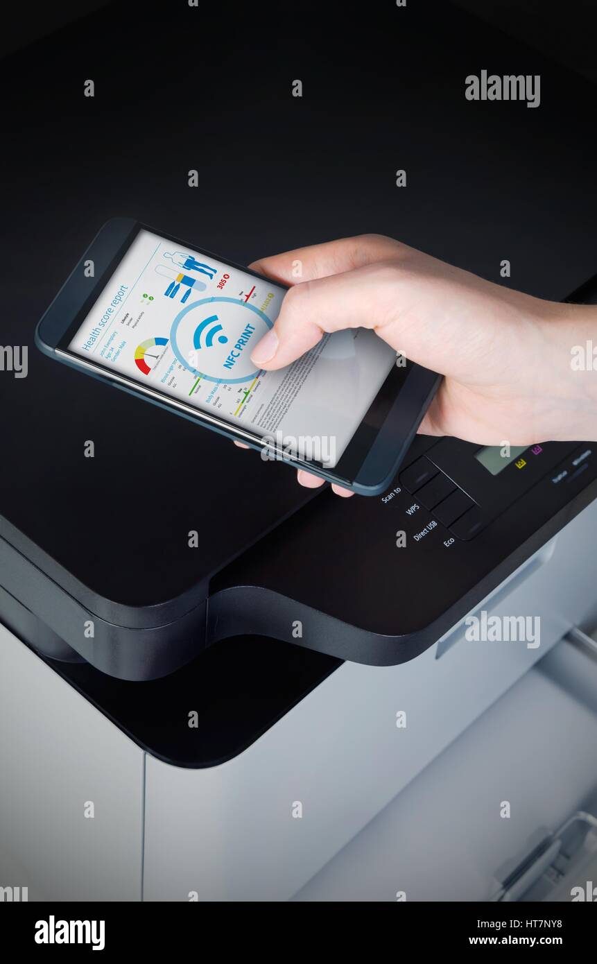 Einfach Drahtlosdruck mit Near Field Communication-Technologie. NFC-Geräte im Büro Stockfoto