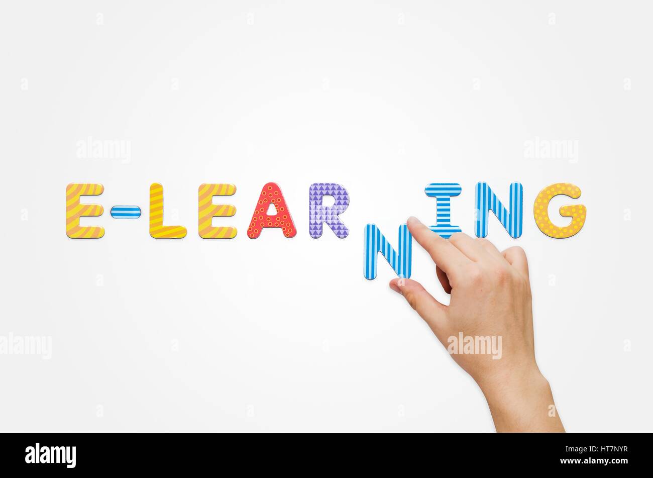 Hand legen das Wort e-Learning mit Magnetbuchstaben. Bunte Alphabet Set Stockfoto