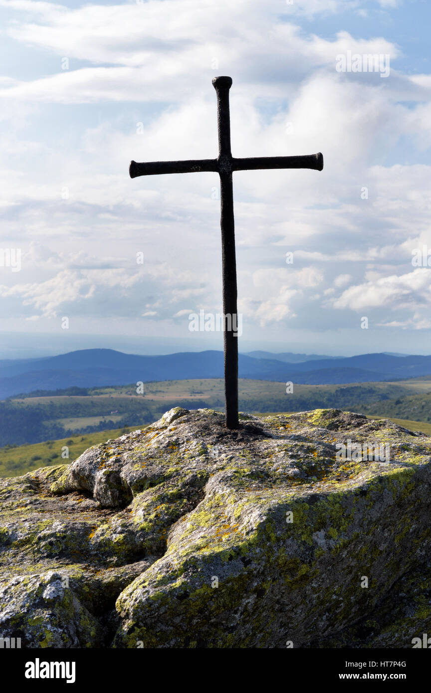 Religiöse Kreuz auf dem Gipfel des Berges. Stockfoto