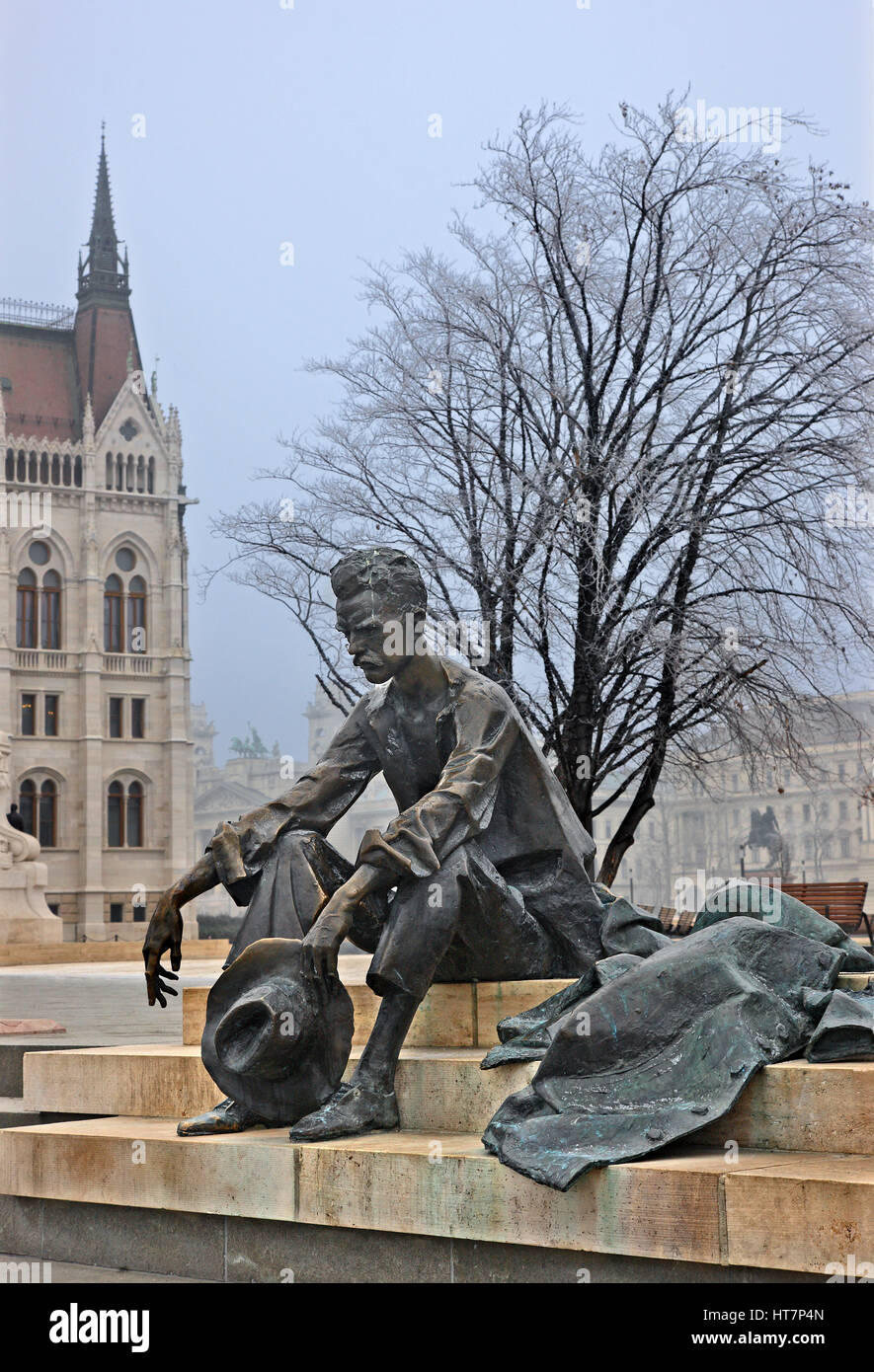 Statue des großen ungarischen Dichters Attila József am Kossuth Lajos Ter ("Quadrat") neben dem Parlament, Budapest, Ungarn Stockfoto