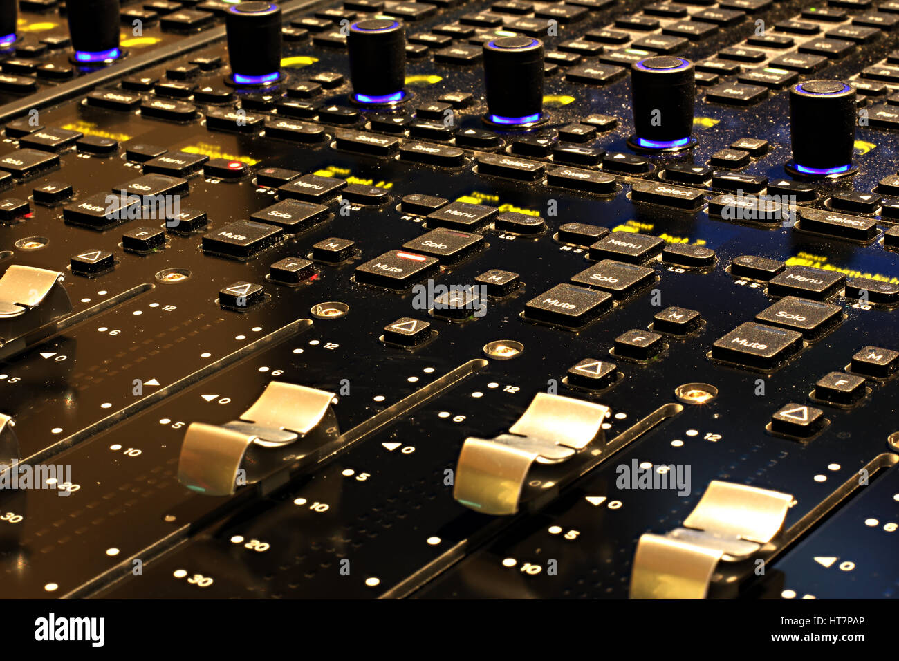 Digitale audio-Mixer mit Fader, Knöpfe und Lichter. Stockfoto