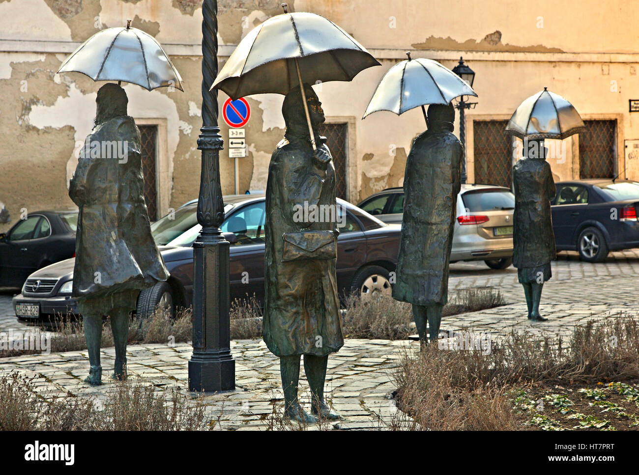 Skulptur von Damen mit Sonnenschirmen von berühmten ungarischen Künstler Imre Varga in Obuda ("Alt-Buda"), Budapest, Ungarn Stockfoto