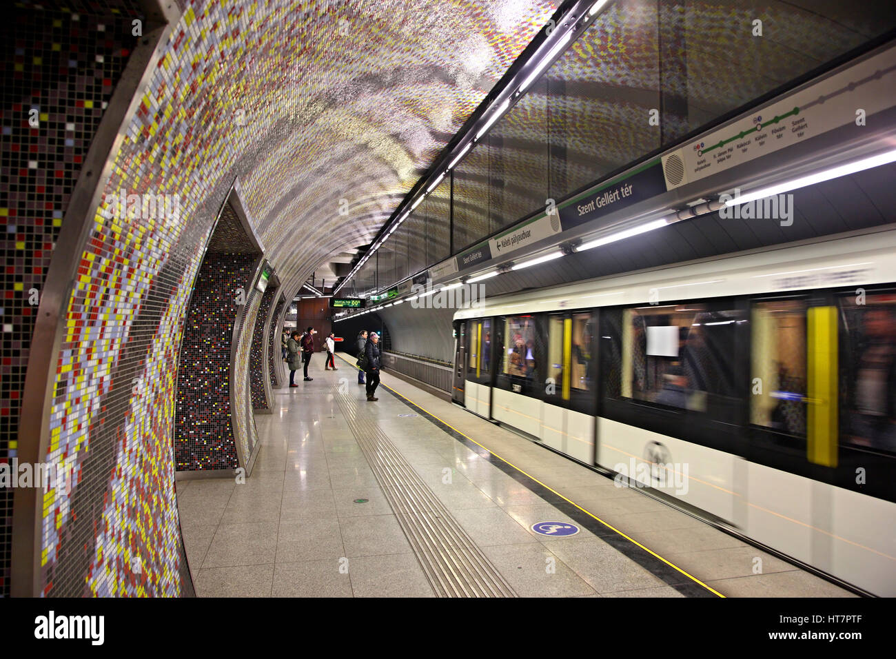 Die beeindruckende Szent Gellert Ter u-Bahnstation in der neuen Linie 4, Budapest, Ungarn Stockfoto