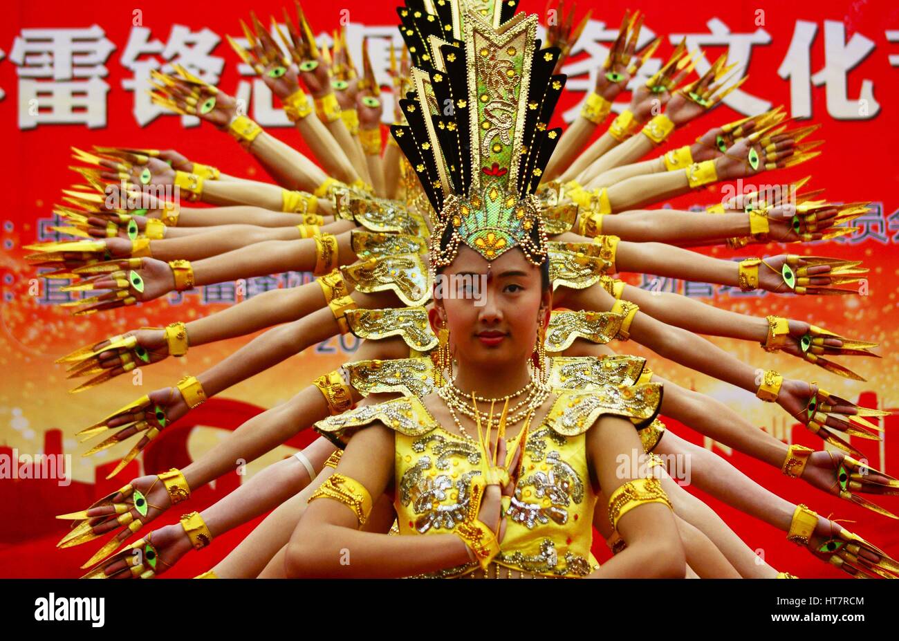 Yichang, Yichang, China. 5. März 2017. Yichang, CHINA-März 5 2017: (nur zur redaktionellen Verwendung. CHINA HERAUS). Frauen führen die tausend-Hand Bodhisattva während der Gala in Yichang, Zentral-China Hubei Provinz, 5. März 2017. Bildnachweis: SIPA Asien/ZUMA Draht/Alamy Live-Nachrichten Stockfoto