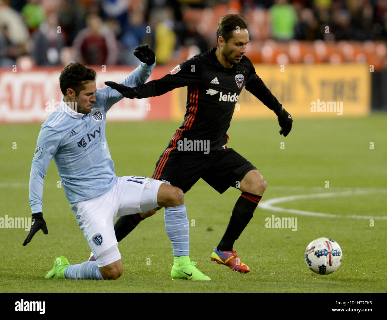 4. März 2017 - wehrt Washington, DC, USA - 20170304 - D.C. United Mittelfeldspieler MARCELO (7) Sporting Kansas City Mittelfeldspieler BENNY FEILHABER (10) in der ersten Hälfte im RFK Stadium in Washington. (Kredit-Bild: © Chuck Myers über ZUMA Draht) Stockfoto